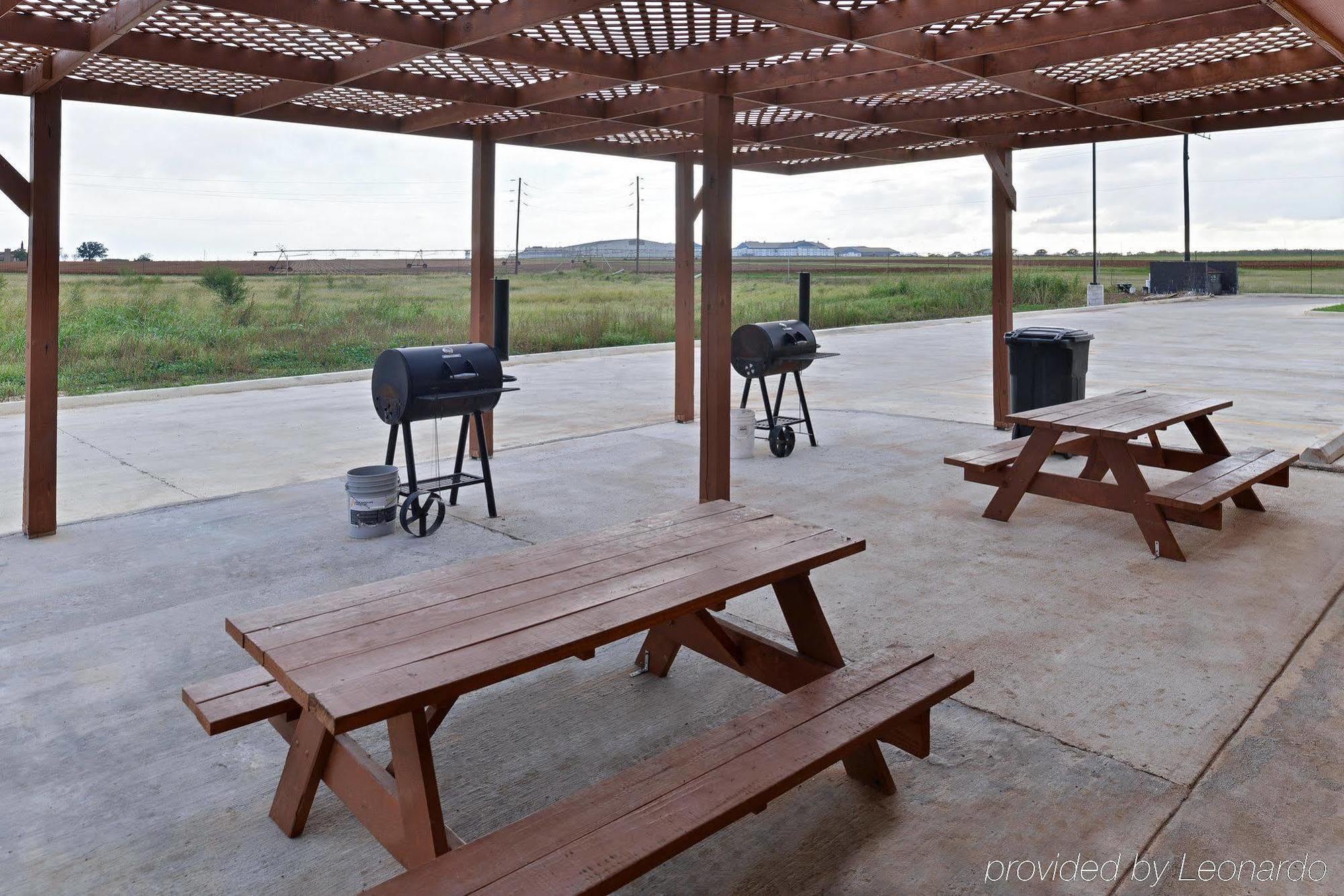 Rodeway Inn Dilley エクステリア 写真